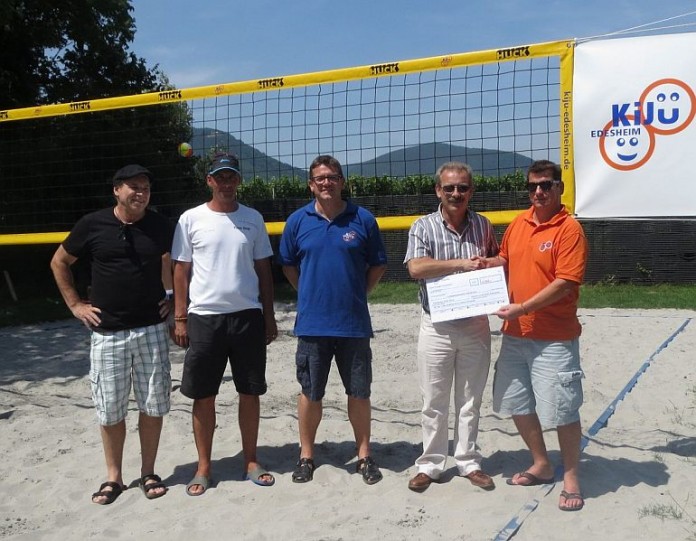 Foto von der Inbetriebnahme des Beachvolleyballfelds.